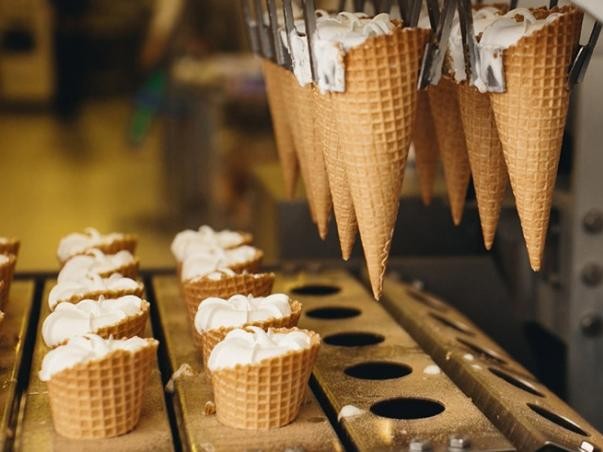 Видео-рецепт Домашнее мороженое с клубникой и базиликом.