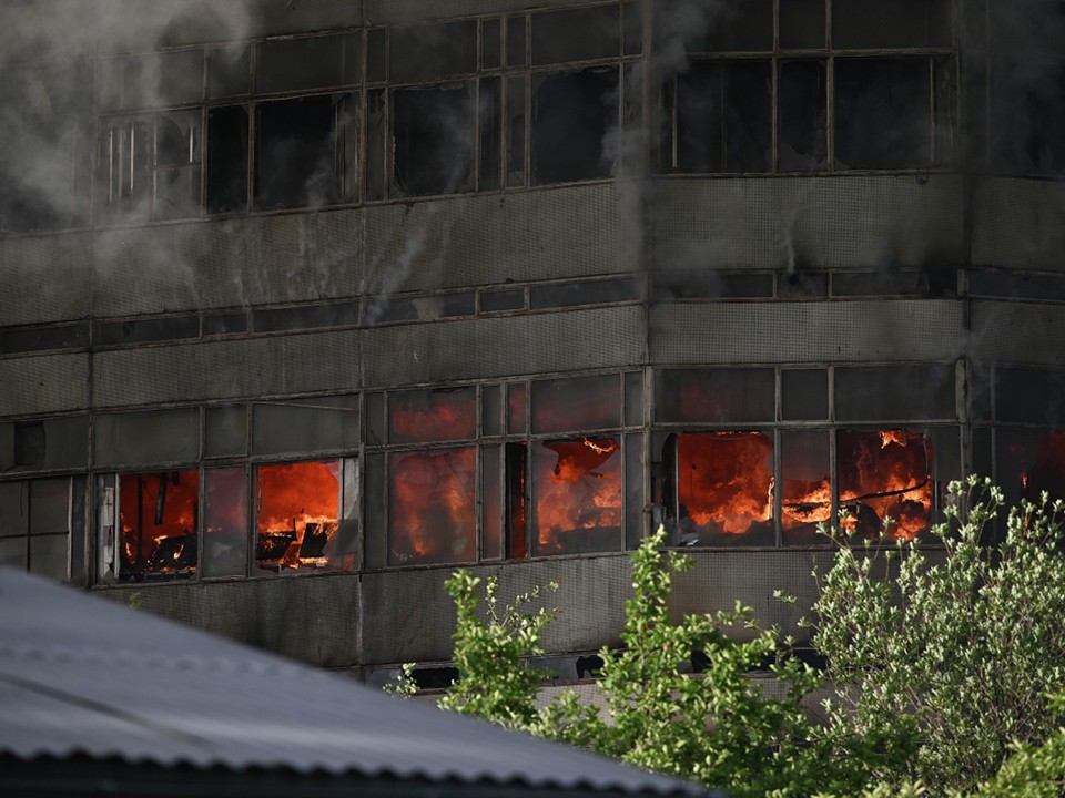 В Подмосковье огонь охватил здание НИИ «Платан»: что известно о пожаре во Фрязино