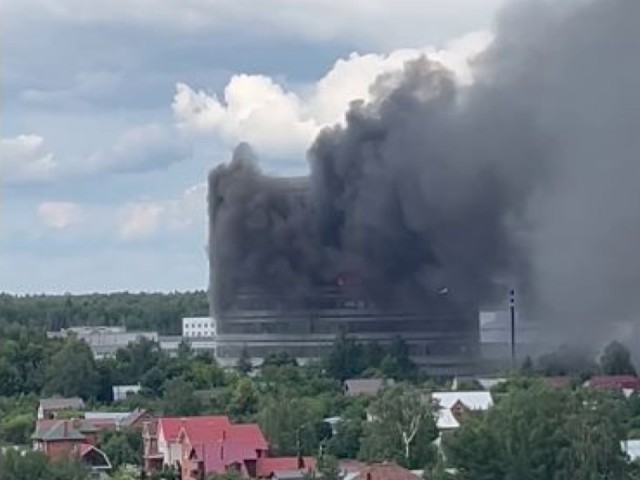 Мощный пожар начался в здании НИИ «Платан» во Фрязине