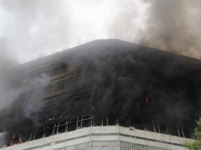 До 2300 квадратных метров увеличилась площадь пожара в НИИ «Платан»
