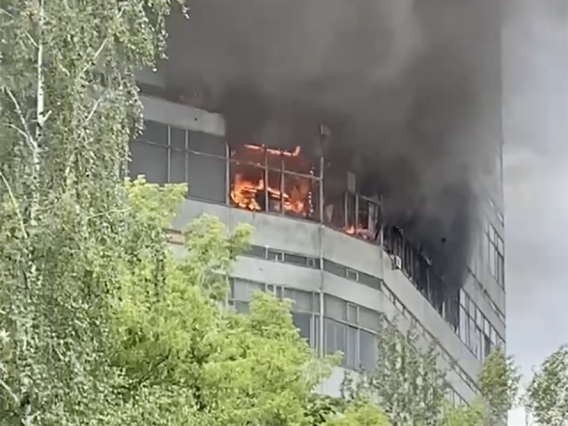 В горящем здании НИИ «Платан» заблокированы 9 человек, троих уже спасли