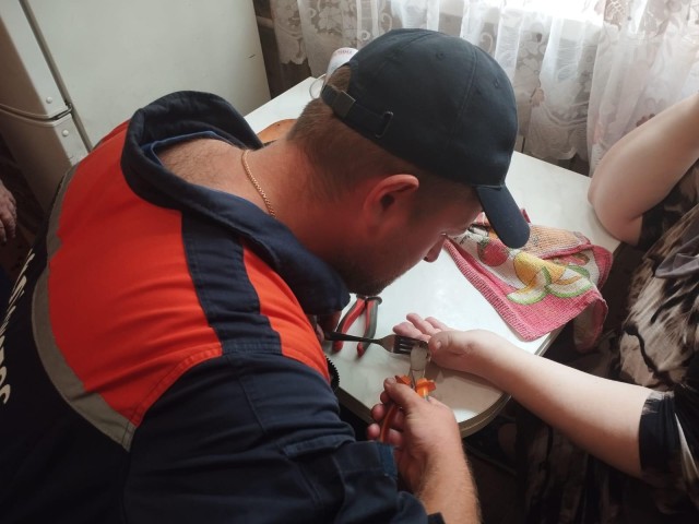 Дмитровские спасатели освободили отекший палец яхромчанки от кольца