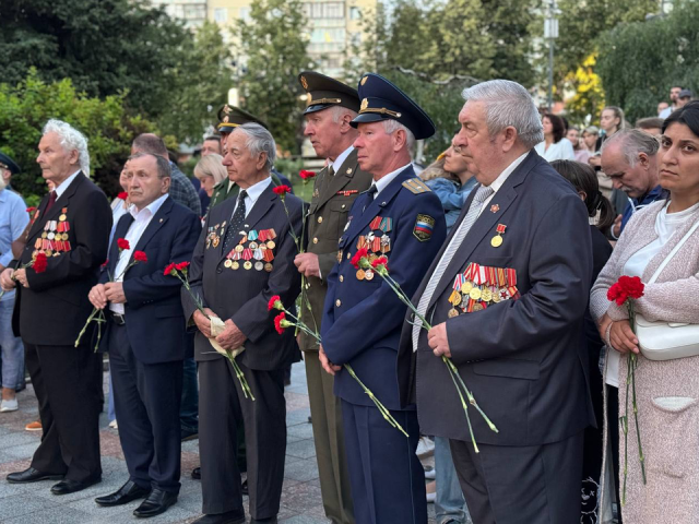 В День памяти и скорби жители Ленинского округа зажгли свечи памяти и возложили цветы у Вечного огня