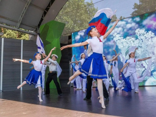 Артисты на ходулях, флешмоб и концерты: жители Сергиева Посада отмечают День России