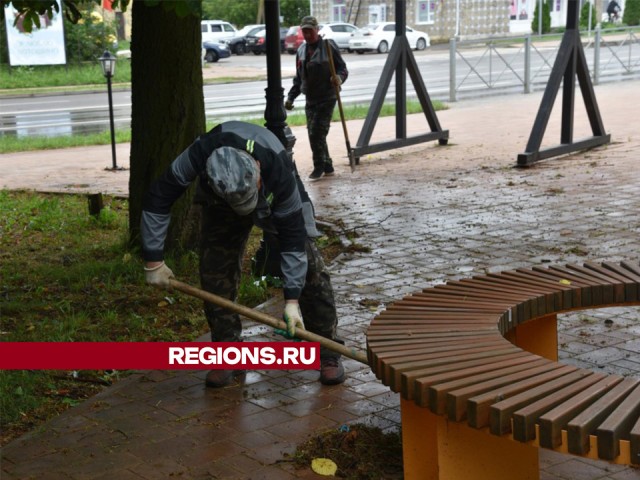 Коммунальщики привели в порядок Почтовую площадь, аллею русской литературы и Сквер Победа