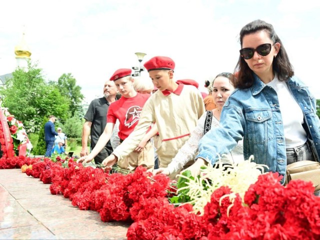Жители Сергиева Посада возложили цветы у Вечного огня