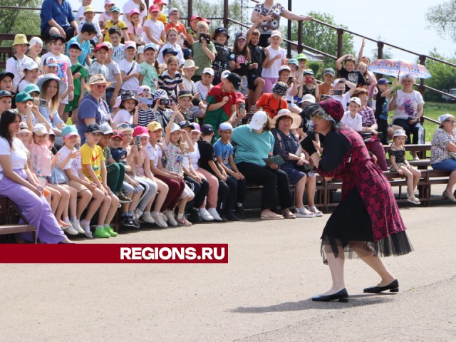 Артисты ансамбля «Радость» устроили праздник детям Серебряных Прудов в первый летний день