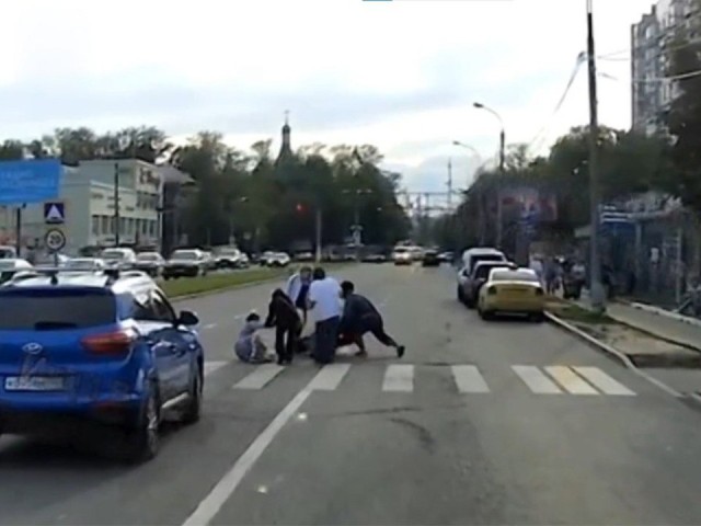 Женщина на мопеде сбила пенсионерку на пешеходном переходе в Королеве