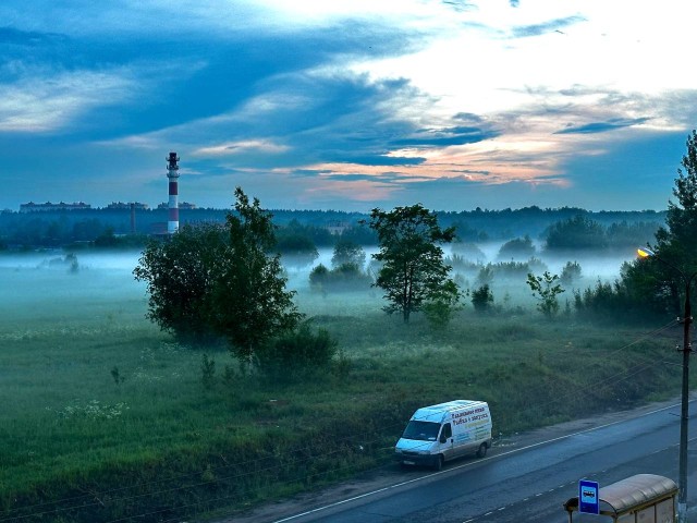 Необычайно красивый закат и плотный туман наблюдали жители Фрязина