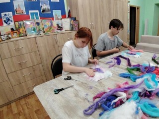 В Семейном центре «Раменский» учат рисовать шерстью