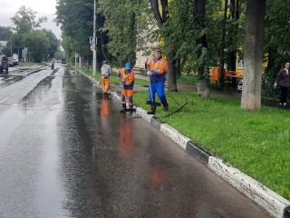 Дорожники проводят уборку проезжей части возле станции Долгопрудная