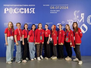 Волонтеры из Ленинского округа помогаю в организации мероприятий на выставке «Россия»