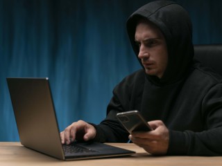 Жертву вводят в психологический транс: жителей предупреждают о схемах мошенничества