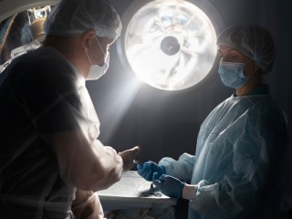 Хирурги из Долгопрудного спасли молодому пациенту руку после травмы от бензопилы