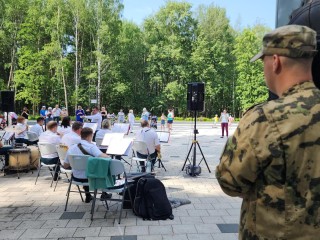 Гости парка «Авангард» стали свидетелями того, как военный оркестр исполнил попурри эстрадных мелодий