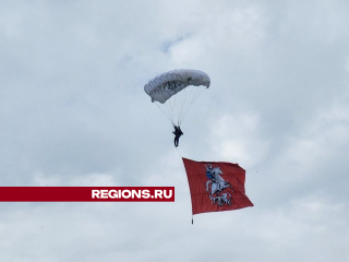 Флаги России, Подмосковья и Чехова развернули в небе над аэродромом Волосово