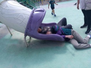 Куда обращаться, если детскую площадку кто-то выбрал местом для ночлега