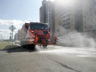 Коммунальщики вышли на полив дорог из-за жаркой погоды