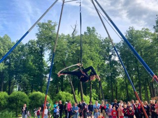 Пируэты и селфи: воздушные гимнасты проведут мастер-класс в парке «Скитские пруды»