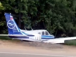 Очевидцы сняли на видео аварийную посадку самолета на подмосковную трассу