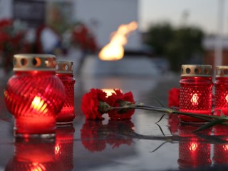 Свечи памяти зажгли в Зарайске у памятника погибшим воинам