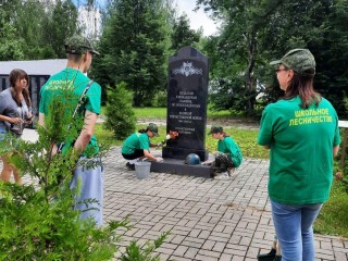 Субботники у мемориалов провели школьники и лесничие Волоколамска ко Дню памяти и скорби