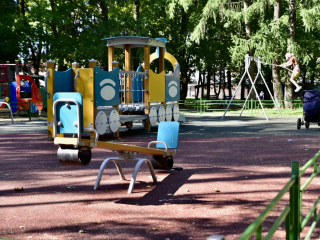 Свежий песок и тихие качели: игровые площадки округа делают привлекательнее для детей