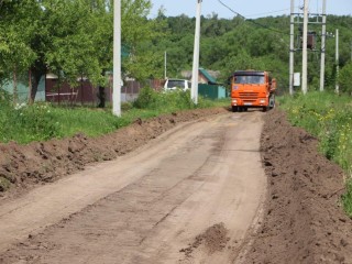 Дорогу в деревне Ивашково укрепят асфальтовой крошкой