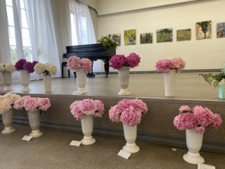 «Цветы июня» распутились в Коломенской картинной галерее «Дом Озерова»