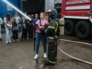 Огнеборцы научили талдомских школьников тушить пожар