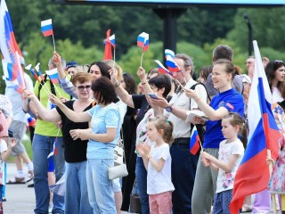 В Центральном парке Долгопрудного провели праздничный концерт, посвященный Дню России