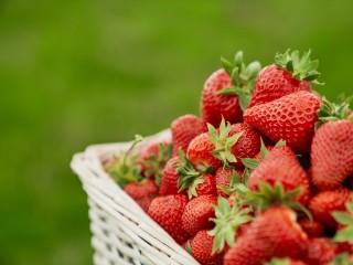 Клубничное здоровье: как звенигородцам правильно и безопасно поступать с ягодными дарами лета?