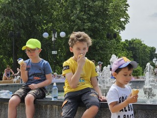 В Центральном парке юных люберчан угощают мороженым