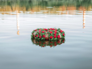 Жители Раменского возложили венок на воду Борисоглебского пруда в честь памяти героев войны
