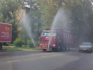 Дороги округа начали проливать из-за сильной жары