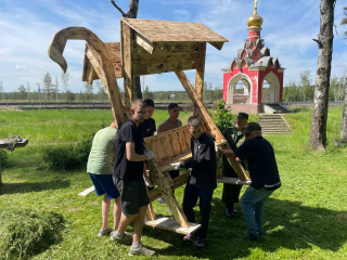 Студенты Можайского техникума и лесничие установили новую беседку у истока реки Москва