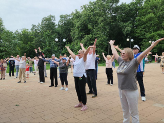 Бабушки и дедушки Люберец привели в парк внуков и провели День России по-спортивному