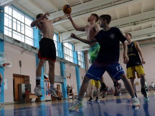 «Три на три»: соревнования по стритболу собрали в Дзержинском юных любителей этого вида спорта