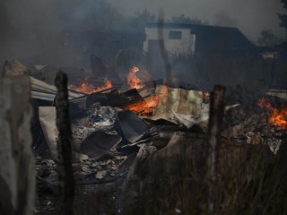 «Огонь метров семь высотой»: неравнодушные жители села Заворово помогли пожарным спасти гаражи