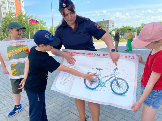 До 7 лет только по тротуарам: полицейские рассказали детям правила езды на велосипеде