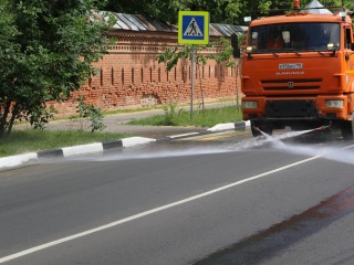 Специалисты Мосавтодора почистили дороги округа от мусора и пыли