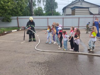 Спасатели провели занятия по пожарной безопасности со школьниками