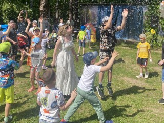 Сказочные герои и шоу мыльных пузырей: для особенных детей провели праздник в Королеве