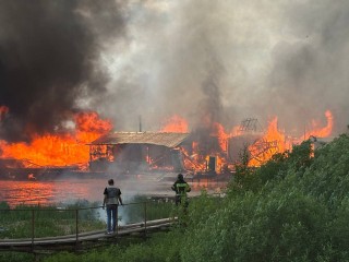 Сильный пожар в рыбацком поселке под Дубной попал на видео