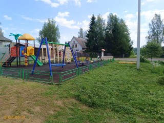 Газон вокруг детской площадки в Обухово привели в порядок после обращения жителей