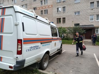 Спасателям пришлось вскрывать дверь в квартиру с грудным ребенком в Чехове