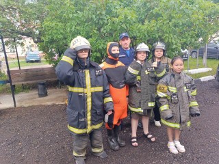 Воспитанники летнего лагеря в Егорьевске примерили на себя экипировку пожарных