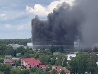 В соседнем с Черноголовкой Фрязине пожарные спасают людей из горящего НИИ «Платан»
