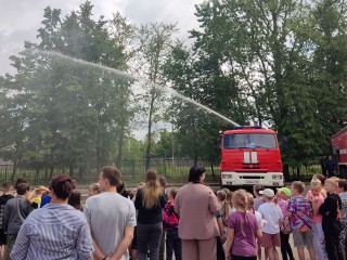 Юные гимназисты в Луховицах познакомились с профессиями спасателя и пожарного