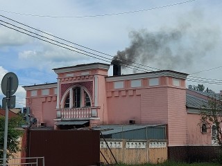 Дрова или уголь: с чем связан черный дым и едкий запах из городской бани Фрязина